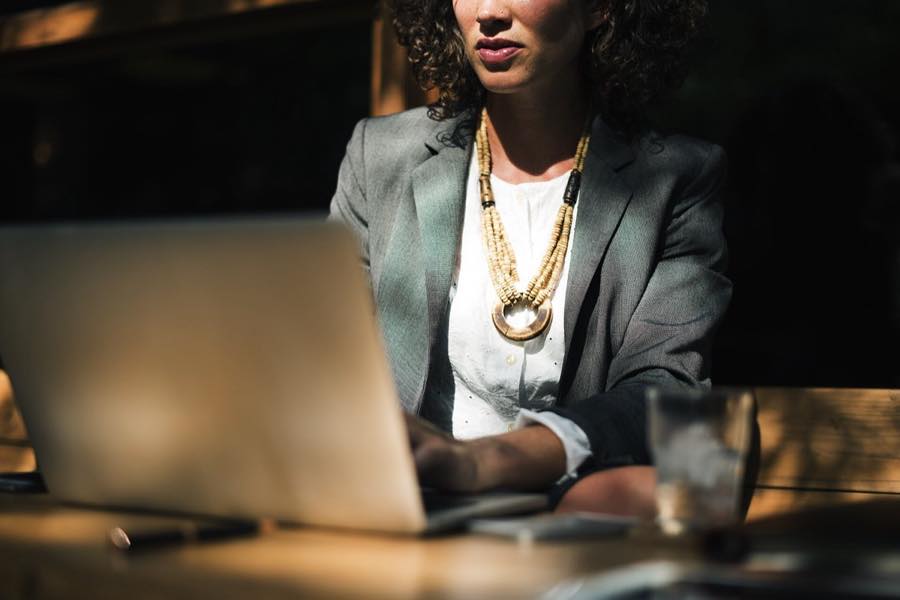 Personne suivant une formation à distance sur son ordinateur portable